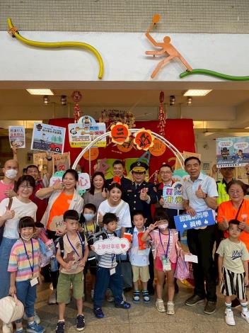 警察家長一起上學去