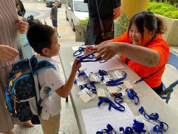 第一關自信-勇敢說出自己的班級姓名小葉子找大樹1