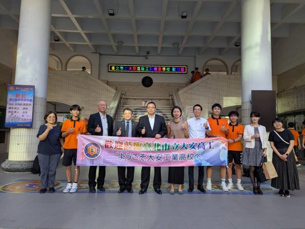 於大安高工合照（左五為淀谷圭三郎教育長）_0