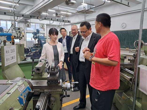 香川縣教育長參觀大安高工機械科_0