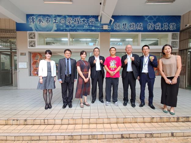 於大安高工機械科電腦製圖科大樓前合影_0