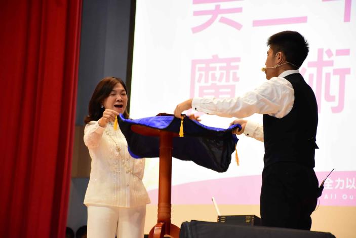 楊奕蘭董事長帶領學生一同夢想起飛