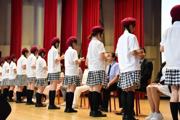 學生奉上桂花茶,謝謝師長的教導