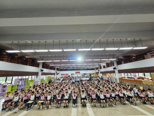 全體師生大合照方提供