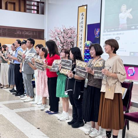 贈送卡片與禮物給教師