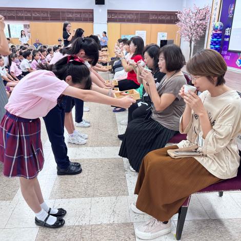 由學生代表敬師奉茶