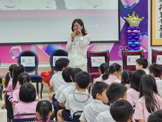 楊奕蘭董事長向孩子傳達教師節重要的意義