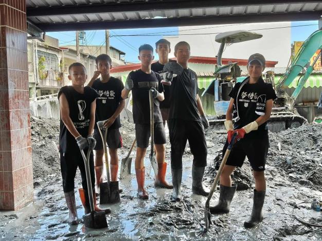 清除汙泥不忘微笑