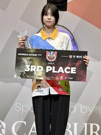 本校楊奕晴同學勇奪 WDF 世界盃飛鏢錦標賽女子青少年組冠軍