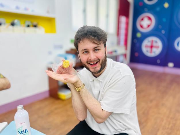 來自英國的外師Niall開心展示他親手製作的月餅