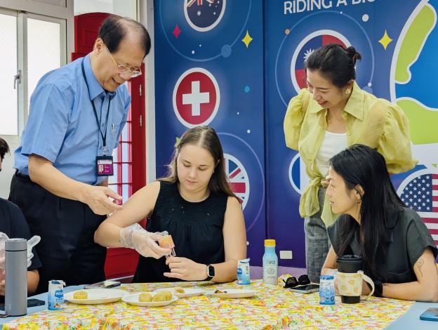 梁俊堯校長和主任協助外師製作綠豆月餅