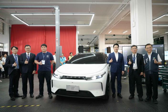 納智捷汽車股份有限公司捐贈首款國產純電休旅車 LUXGEN n7.JPG