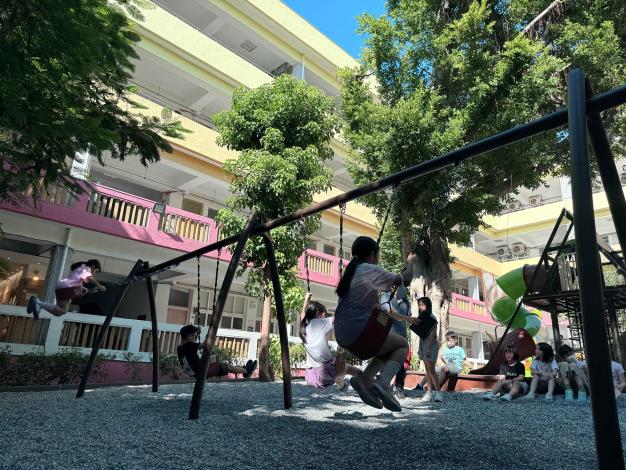 樹蔭下的盪鞦韆,享受陣陣涼風