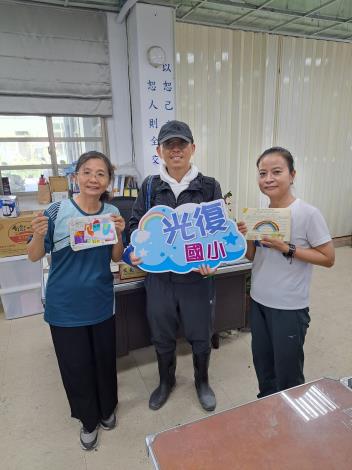 修德蕭老師親自將祝福卡片送到花蓮光復國小師長手中_0