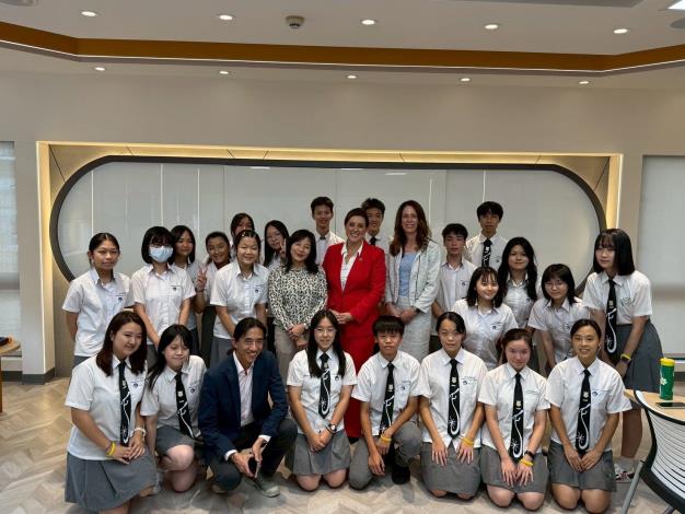 南卡羅來納州教育廳訪團與麗山高中星嵐大使團師生合影留念