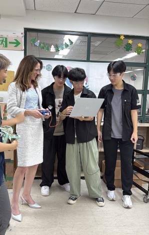 南卡羅來納州教育廳幕僚長 Rebecca Gunnlaugsson體驗操作FRC7589