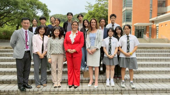 南卡羅來納州教育廳訪團與麗山高中行政團隊及接待學生合影留念