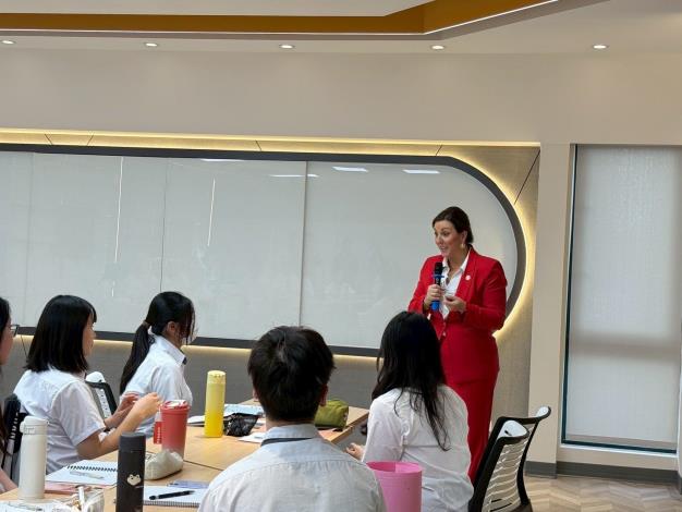 南卡羅來納州教育廳長 Ellen Weaver給予麗山高中學生回饋