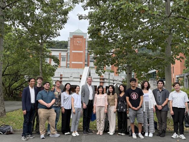 Fulbright學術文教基金會執行長率團隊拜訪麗山高中合影留念