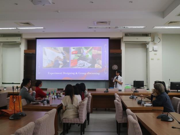 星嵐大使團接待學生以全英語簡報