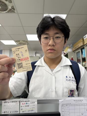 本校陳祐稘同學非常開心展示去花蓮的車票,想為災民盡一份心力