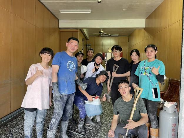 本校郭品希同學與家人自發性地前往花蓮協助災民清掃,顯見家庭教育的成功