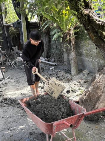 本校沈秉諺同學協助災民災後重建印象深刻