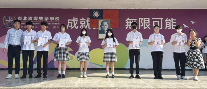 本校鏟子超人們上台領取熱心助人獎 本校楊以俊執行董事及吳麗卿校長一同合影