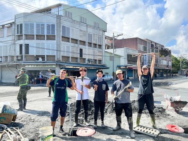 本校沙法郎、袁大定同學自發於中秋連假前往花蓮協助災後清理
