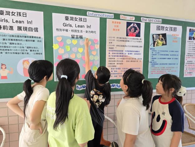 學生將自我期許貼在留言板上_0