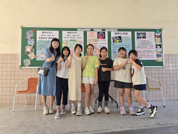 學生展現自信比出愛心手勢_0