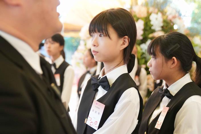 學生在上場前聆聽指導與確認流程,整齊列隊、神情專注,體現專業服務前的嚴謹態度與團隊默契。.JPG