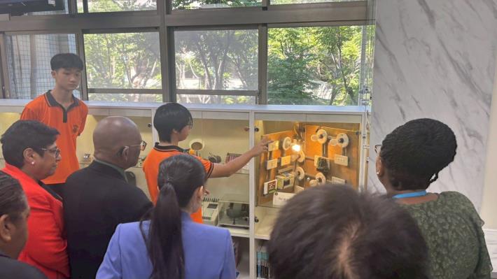 學生進行介紹-電機科