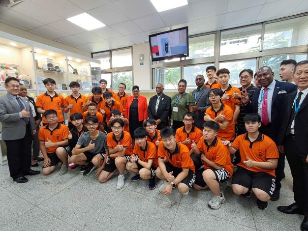 總督與電機科學生合影