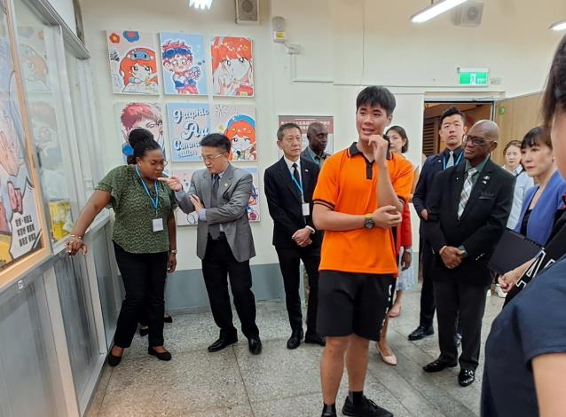 學生進行介紹-圖傳科