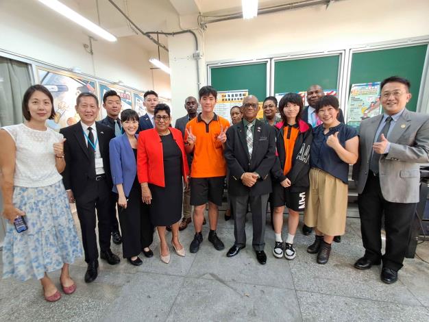 總督與圖傳科學生合影