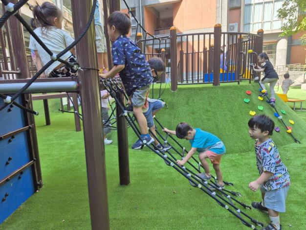 碧湖樂園共融式遊戲場歡樂開箱！3年5,400萬打造共融童年！ (3)