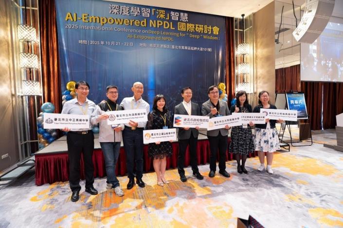 教育局鄧進權副局長與臺北校群校長合影