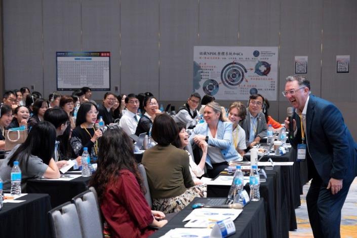 澳洲教育顧問Chris與與會師長討論NPDL學習本質