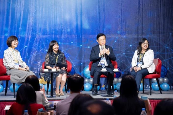 國內學者與談，由左至右洪詠善研究員、陳汶靖校長、李健維校長、賴春錦校長