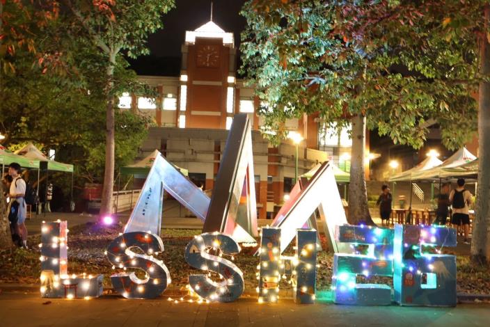 2校慶前晚間6時舉行「麗山夜美麗．光耀點燈」活動