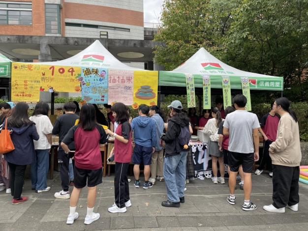 校慶園遊會現場熱鬧滾滾，各班創意攤位設計多元、活動精彩。