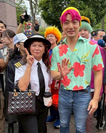 吳麗卿校長與蔣萬安市長分別裝扮女機長及saja boy!