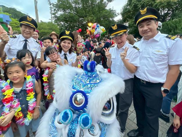 泰北國際雙語學校繞行天母運動公園。龍獅戰鼓隊以磅礡氣勢引領遊行，吸引沿路民眾駐足欣賞，成為活動最吸睛的焦點