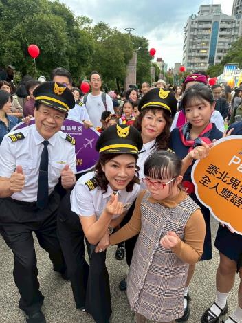 楊奕蘭董事長、吳麗卿校長、梁俊堯校長及唐寶寶天使及本校學生空姐合影