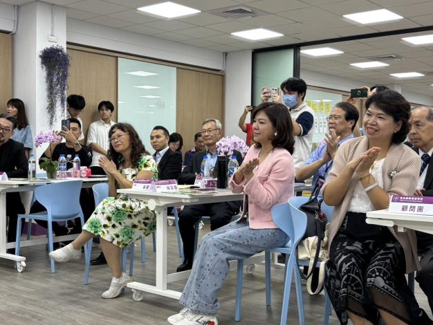 高中部和國小部學生以中、英、日三語介紹博多拉麵的歷史與特色,展現多語並用的國際溝通力,讓活動增添精彩,師長為之動容。