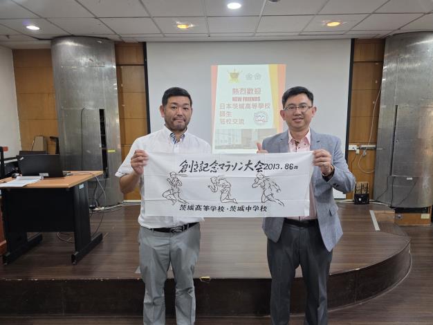 本校陳校長(右)與茨城高校師長代表合影