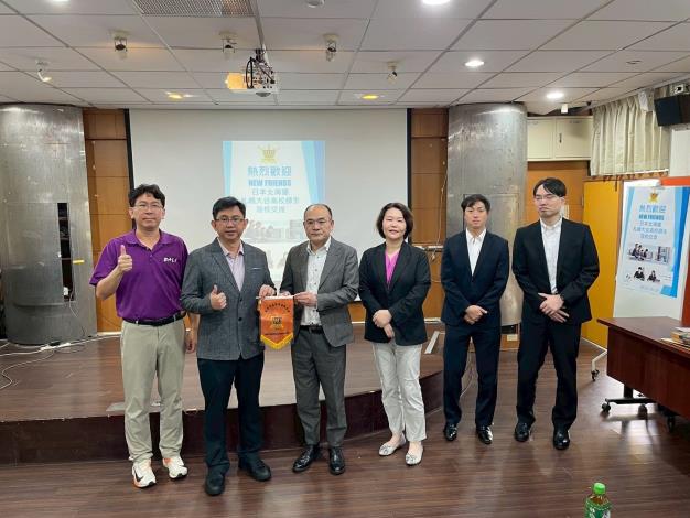 本校陳校長(左二)致贈學校紀念旗予大谷高校師長代表