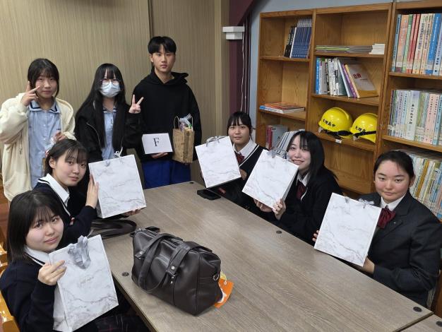 本校學子與大谷高校學子交換禮物