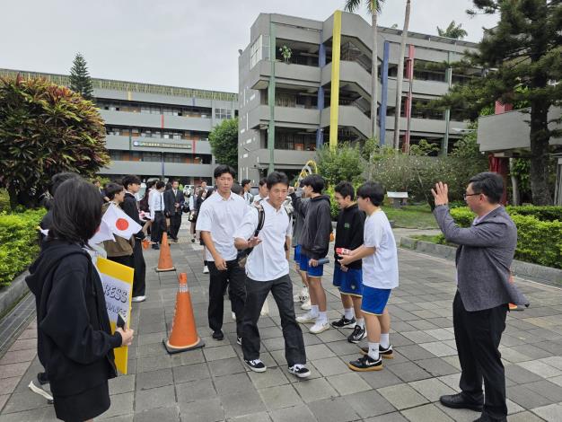 本校陳校長(右)與大理學子歡送大谷高校一行並期待來年再見